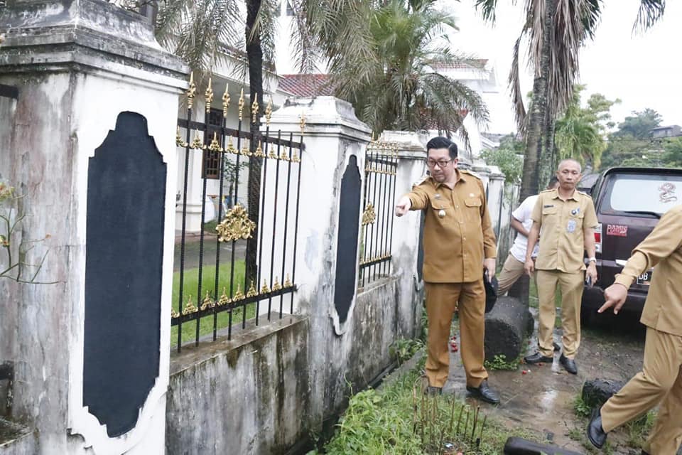 Wakil Walikota Manado Mor Dominus Bastiaan, SE peduli dan turun langsung melakukan inspeksi mendadak dengan mengecek langsung kondisi gorong-gorong di seputaran jalan B.W Lapian
