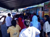 Warga Serbu Bazar Sembako Murah Polres Sangihe