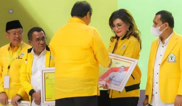 Ketua DPP Partai Golkar Sulut “CEP” Terima Penghargaan Dari Ketua DPP Pusat