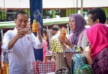 Presiden Jokowi berswafoto dengan produk salah satu peserta program Mekaar, di Muara Gembong, Bekasi, Jabar, Rabu (30/1) siang. (Foto: AGUNG/Humas)
