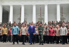 Presiden Jokowi didampingi Menko Polhukam, Panglima TNI, dan Kapolri, berjalan bersama peserta Rapim TNI-Polri, di halaman Istana Merdeka, Jakarta, Selasa (29/1) siang. (Foto: Humas/Jay)