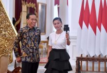 Presiden saat ngevlog bersama artis Agnez Mo di Istana Merdeka, Jakarta, Jumat (11/2). (Foto: BPMI).