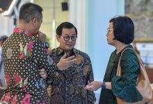 Seskab Pramono Anung berbincang dengan Menkeu dan Mensos sebelum rapat terbatas, di Kantor Presiden, Jakarta, Senin (14/1) siang. (Foto: JAY/Humas)