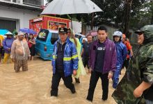 Walikota Manado DR. Vicky Lumentut, dan Wakil Walikota Mor Dominus Bastiaan, SE, terjun ke lokasi yang mengalami banjir dan tanah longsor, di daerah Tuminting, Banjer, Taas, Tikala, Sario, dan sekitarnya