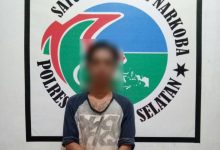 Tersangka FA (Boncu) yang mengemudikan kendaraan jenis Avanza DB 1530 BD dicegat polisi saat melintas di Jalan Trans Sulawesi Desa Lelema Kecamatan Tumpaan Kabupaten Minahasa Selatan