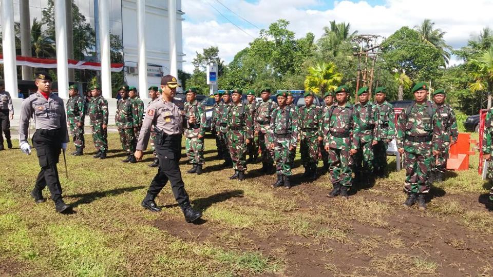 Kapolres Minahasa Selatan AKBP Arya Perdana, SH,SIK,MSi, saat melakukan pemeriksaan pasukan