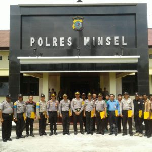 Foto bersama Kapolres Minahasa Selatan AKBP Arya Perdana, SH,SIK,MSi, setelah memberikan penghargaan kepada puluhan personil jajaran, insan pers, pegawai honorer, tokoh masyarakat hingga petugas kebersihan (officeboy)