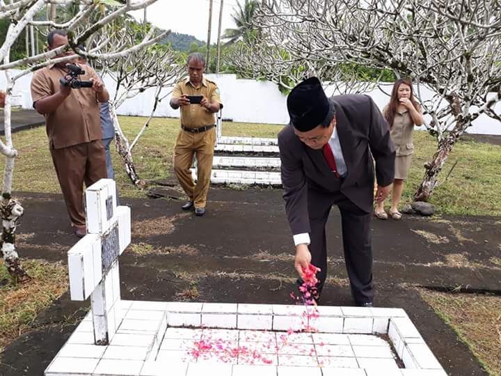 Bupati Kabupaten Kepulauan Sangihe, Jabes Gaghana SE,ME melakukan ziarah ke Taman Makam Pahlawan (TMP) Malebur Tahuna