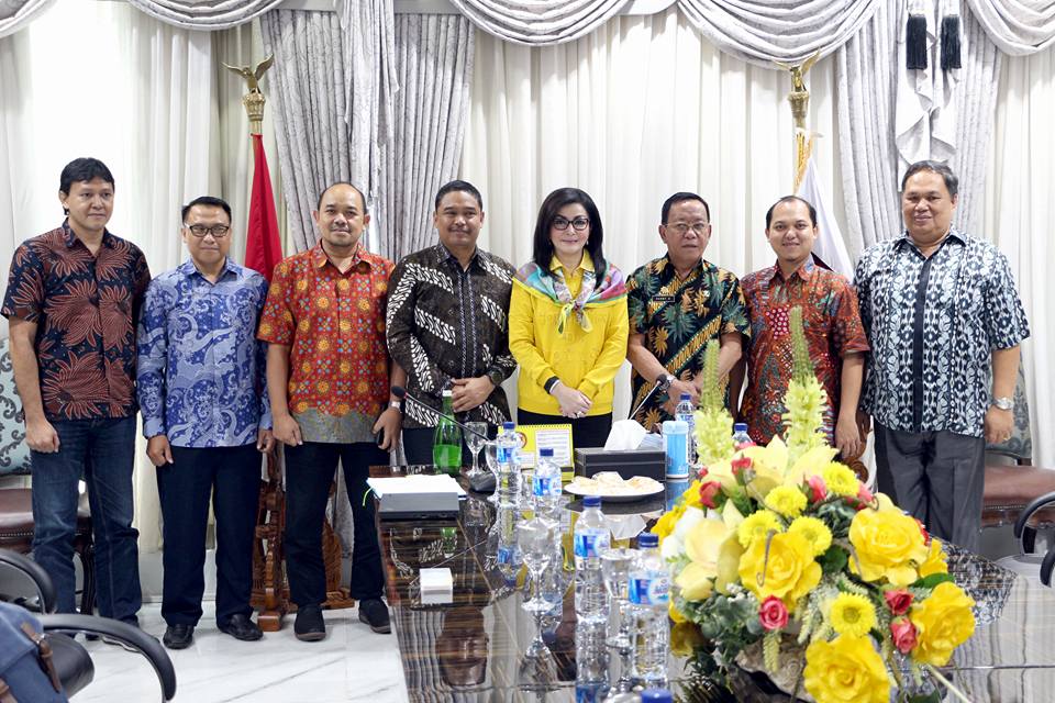 Foto bersama Bupati Christiany Euginia Paruntu,SE,Sekda Danny Rindengan,M.Si,Kaban BPKAD Denny Kaawoan serta Tim Indosat