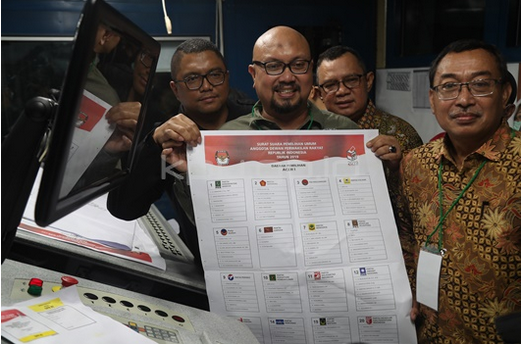 Komisioner KPU Ilham Saputra menunjukkan surat suara Pemilu 2019 yang dicetak perdana di Jakarta