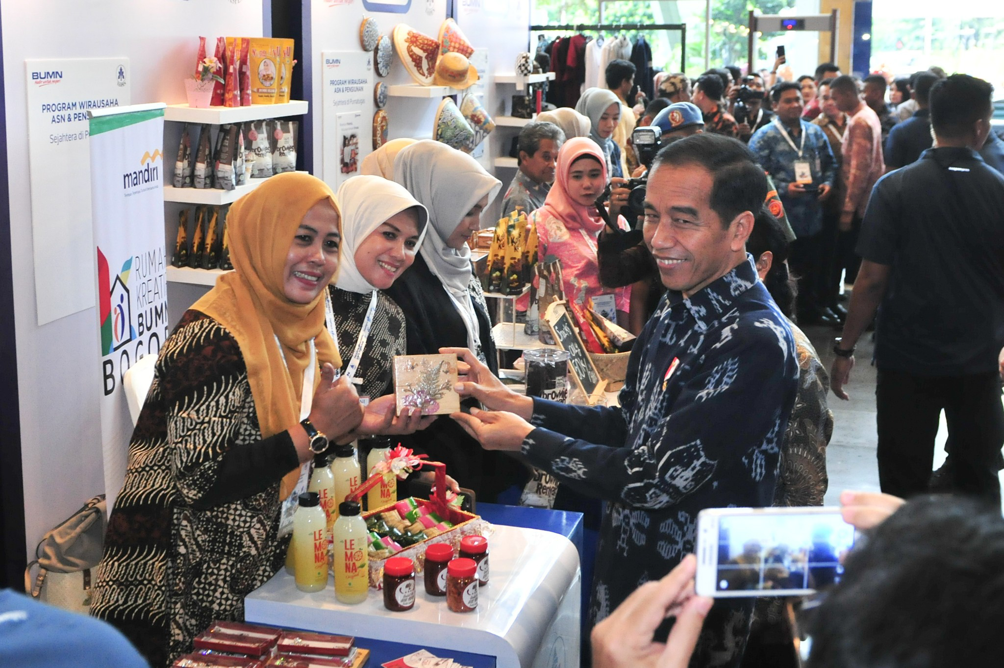 Presiden Jokowi meninjau stand milik ASN yang akan memasuki pensiun pada peluncuran program Wirausaha ASN dan Pensiunan, di Sentul, Bogor, Jabar, Rabu (16/1) siang. (Foto: JAY/Humas)