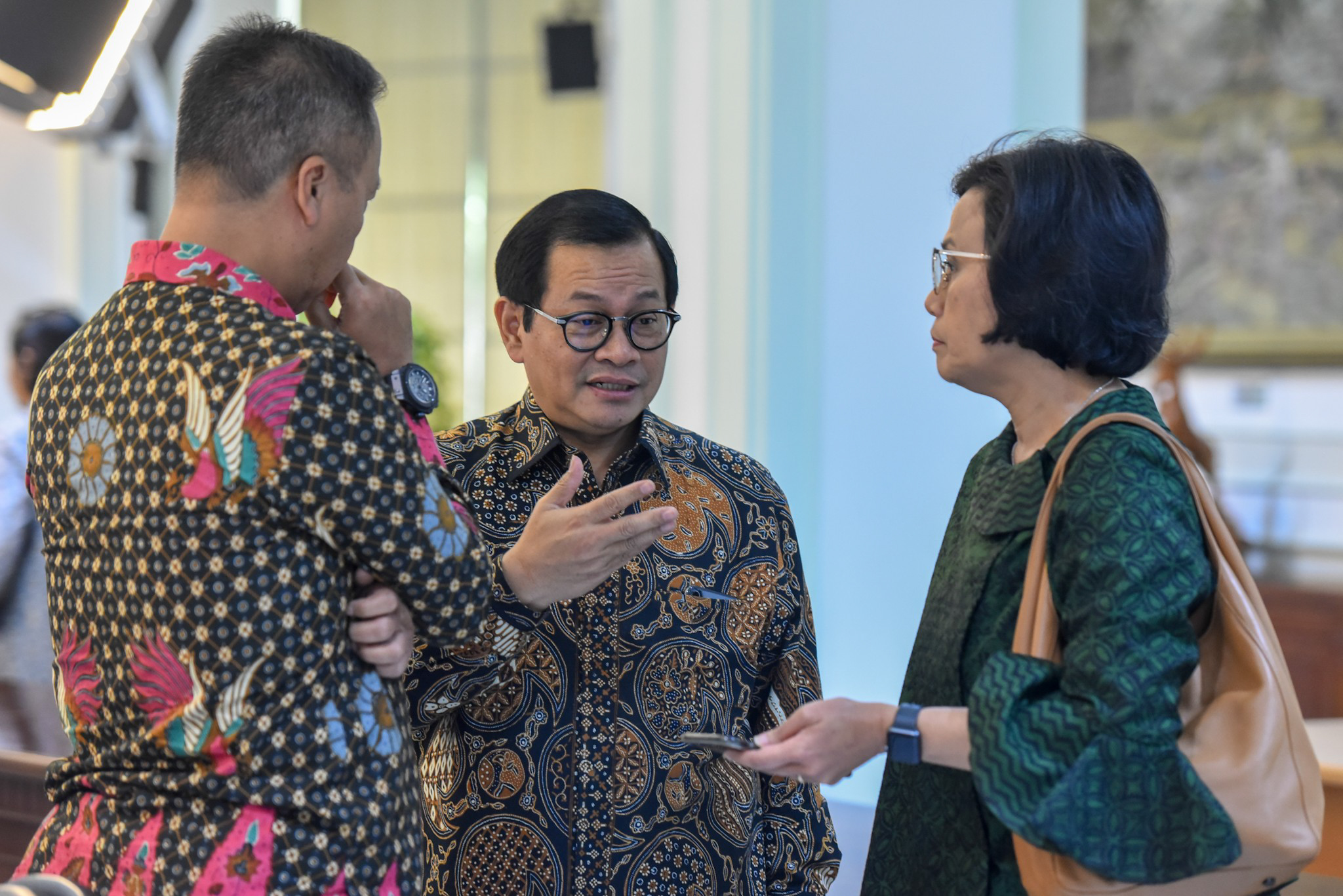Seskab Pramono Anung berbincang dengan Menkeu dan Mensos sebelum rapat terbatas, di Kantor Presiden, Jakarta, Senin (14/1) siang. (Foto: JAY/Humas)