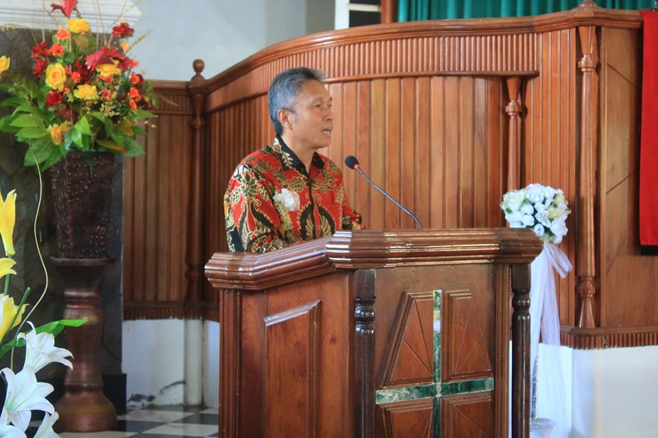 Wakil Bupati Franky D.Wongkar,SH,pada saat membawakan sambutan dalam ibadah pentahbisan dan peresmian pastori Dua Jemaat GMIM “EFRATA” Uwuran Dua Wilayah Amurang Satu.